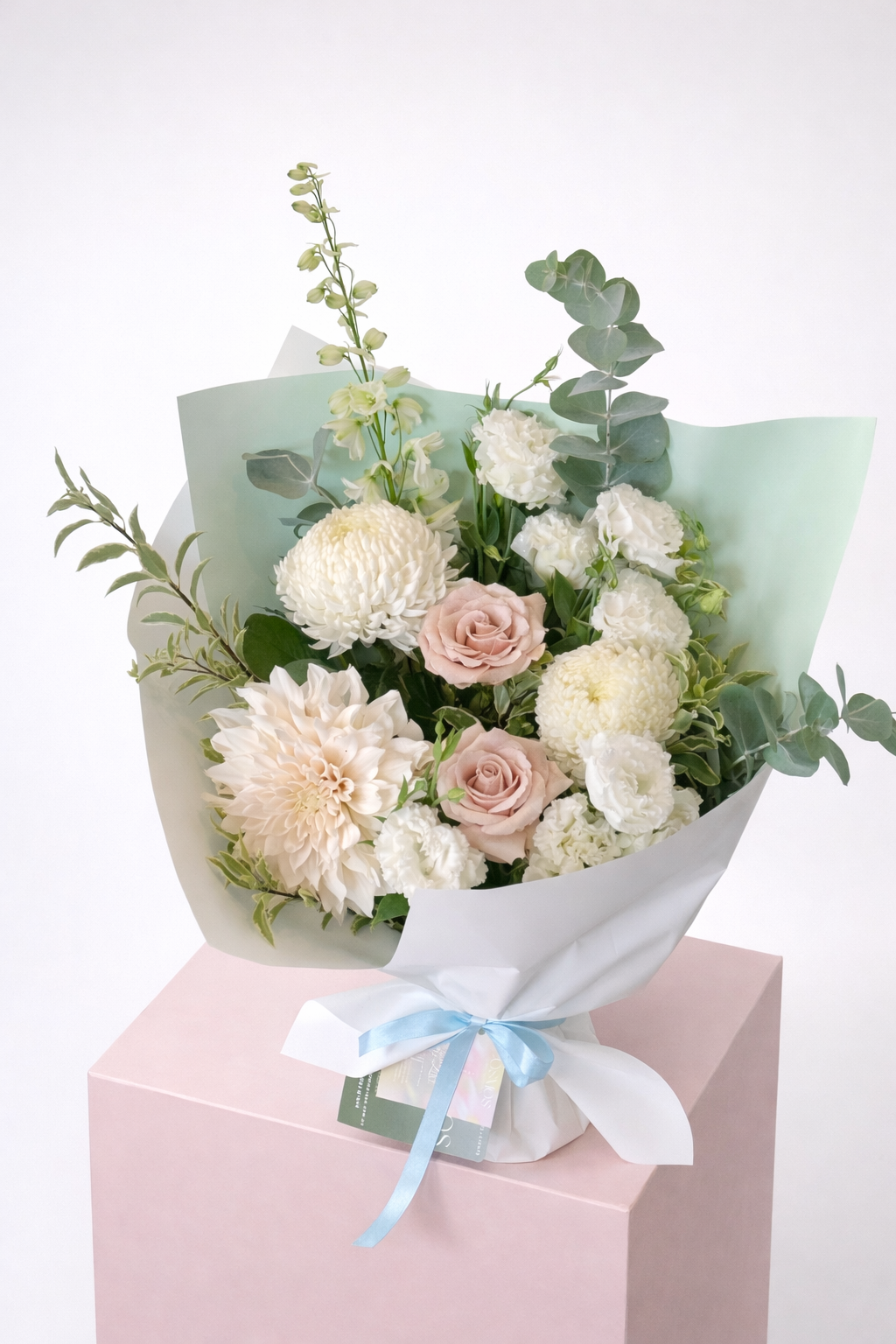 Classic Soft & Neutral Mixed Bouquet MEDIUM